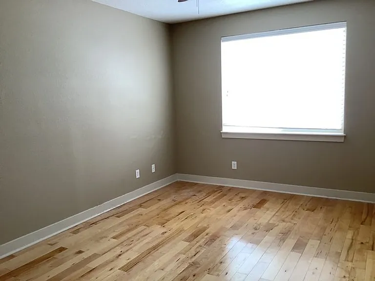 1054 Lincoln Ln — Photo 10