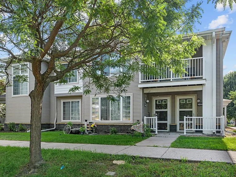 Clark Place Apartments & Townhomes — Photo 32