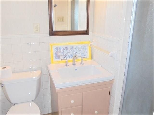 2nd image of 2702 Roxton St