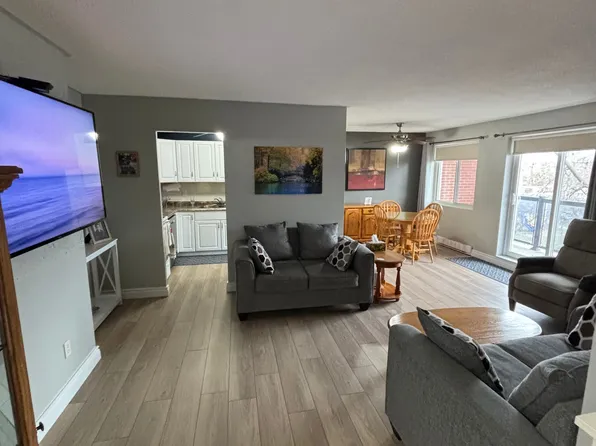 131 Taunton Rd E #402, Oshawa, ON L1G 3T8