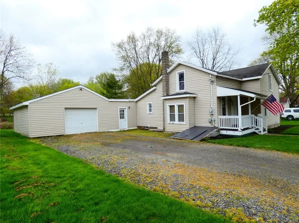 12 Gibson St, Bergen, NY 14416