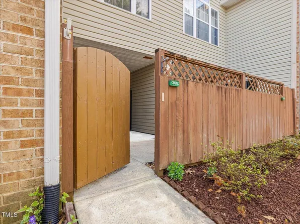 300 Summerwalk Cir, Chapel Hill, NC 27517