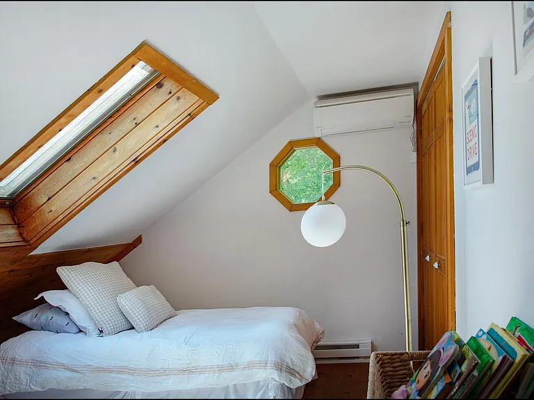 4th bedroom with two twin beds and air conditioning