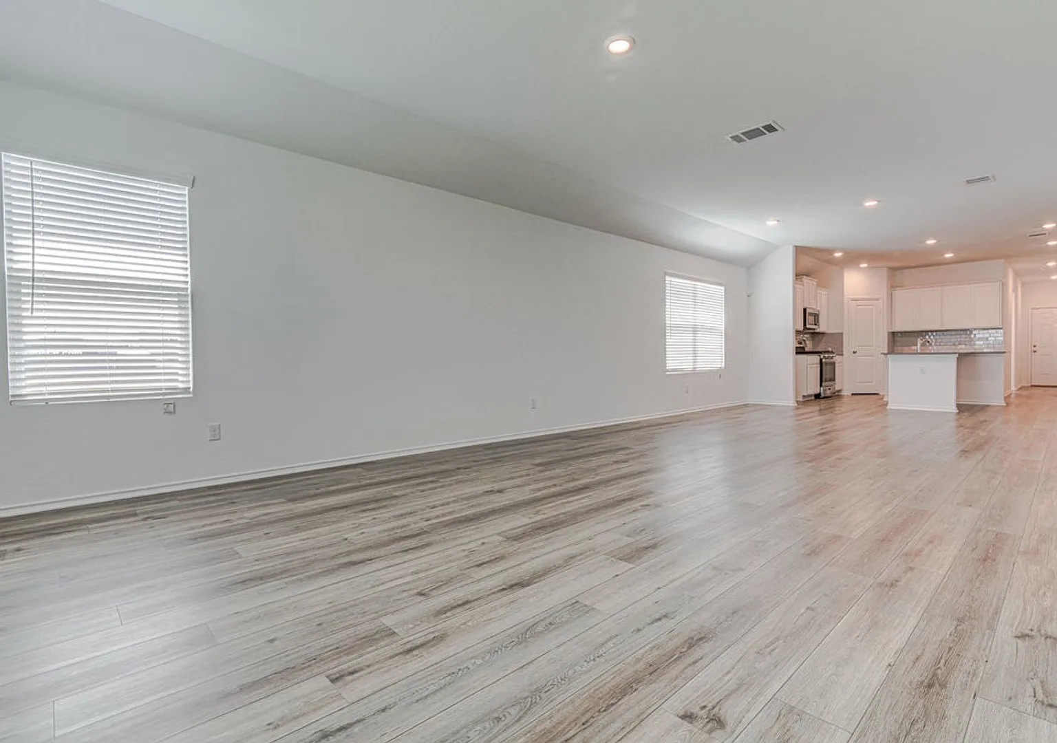 **Two weeks free rent** Stunning 4-Bedroom Home in Plum Creek with Modern Upgrades & Prime Location — Photo 4