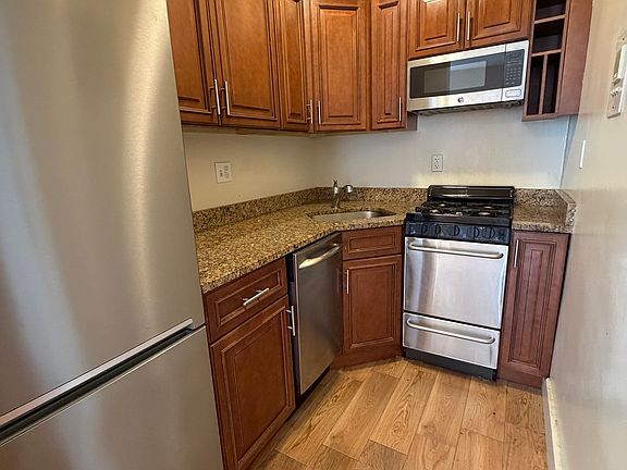 3rd image of 318 W 77th St APT 4B