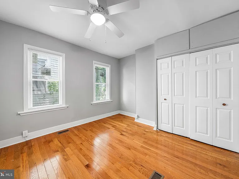 1011 W 5th St — Photo 16