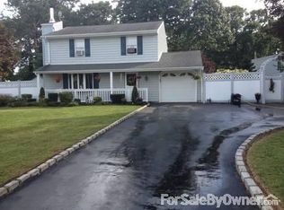 22 Ridge Haven Dr, Ridge, NY 11961