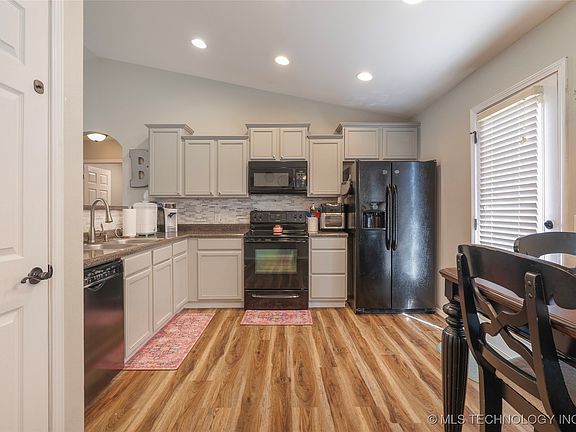 3rd image of 1134 S Catalina Dr