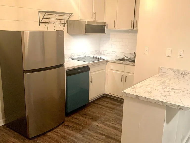 220 S Franklin Blvd #6 — Photo 7