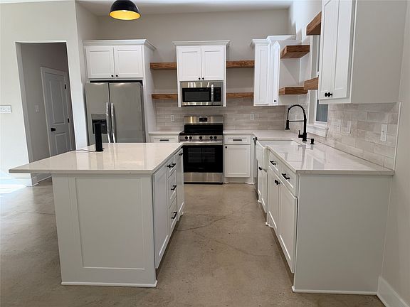 3rd image of 304 Lake Rd