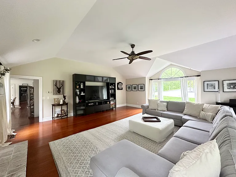 Glen Hollow Dr — Photo 3