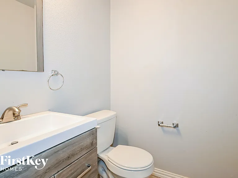 302 Shorewood Dr — Photo 13