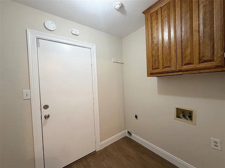 949 Reeves St — Photo 8