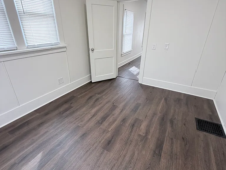 516 Broadway St — Photo 6
