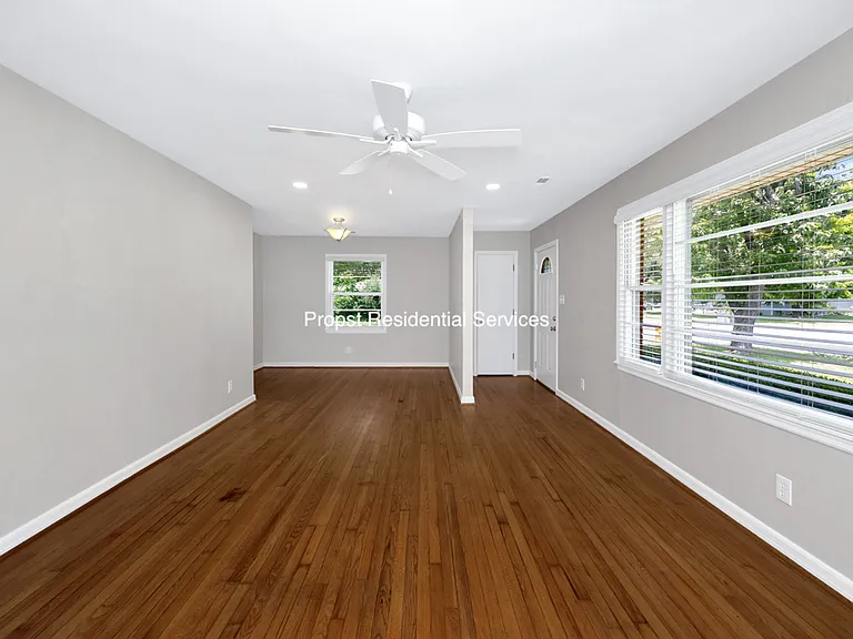 823 Stanhope Dr NE — Photo 8
