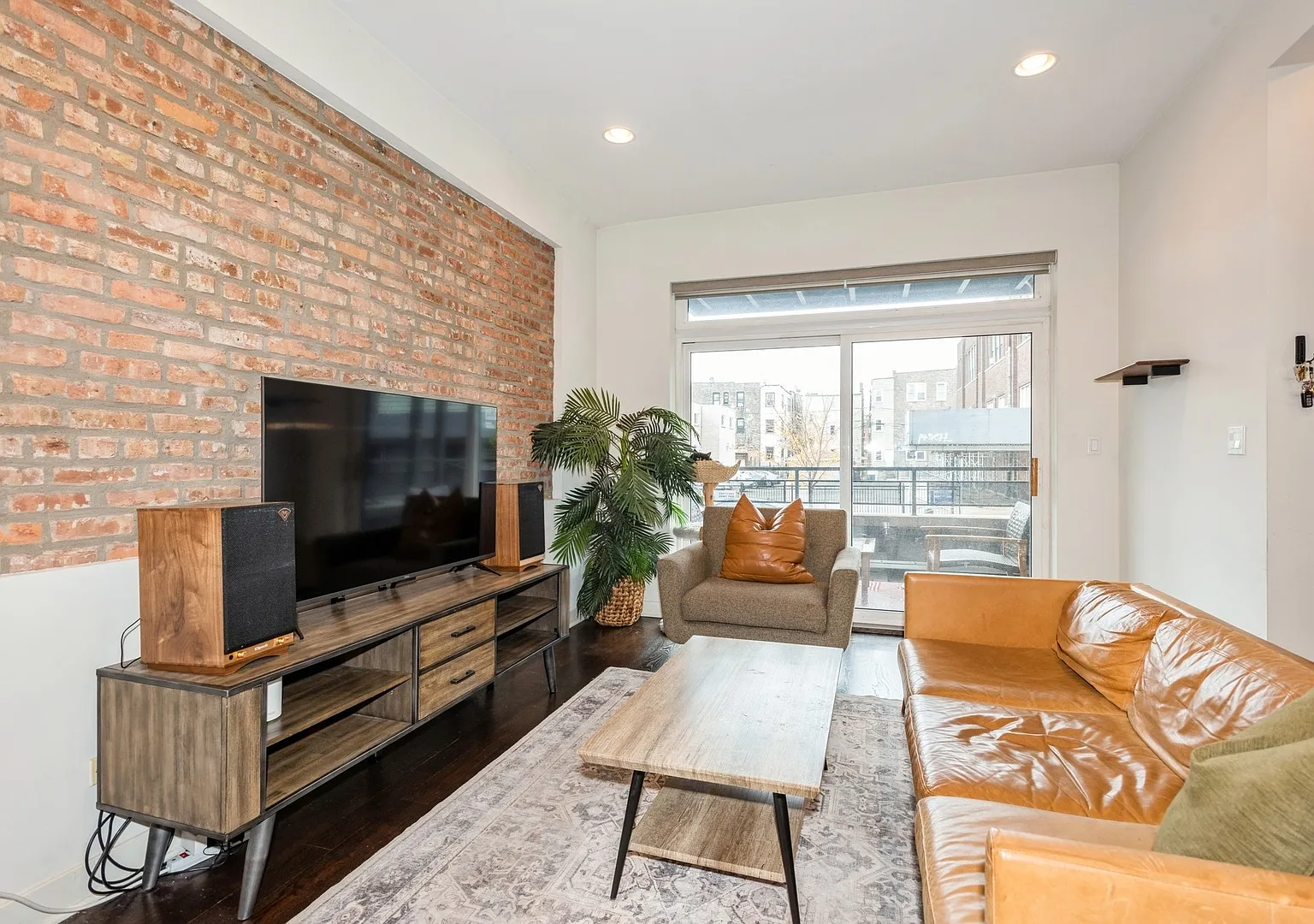 3 bed, 2.5 bath, 2500 sqft, $4,000 — Photo 2