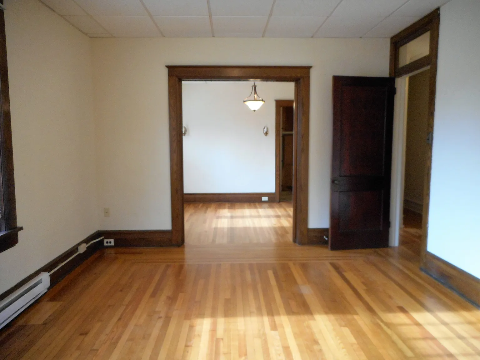 3 bed, 1.0 bath — Photo 4