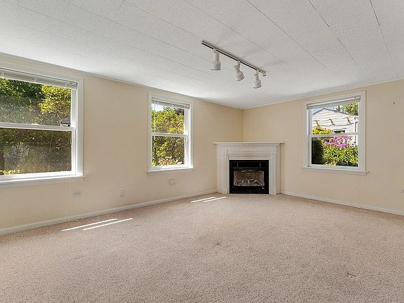 2nd image of 15 Appletree Ct #2
