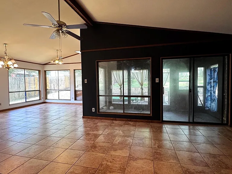 2506 Valley Dr — Photo 3