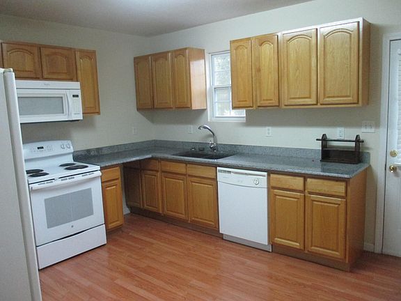 4th image of 2410 Holbrook Dr