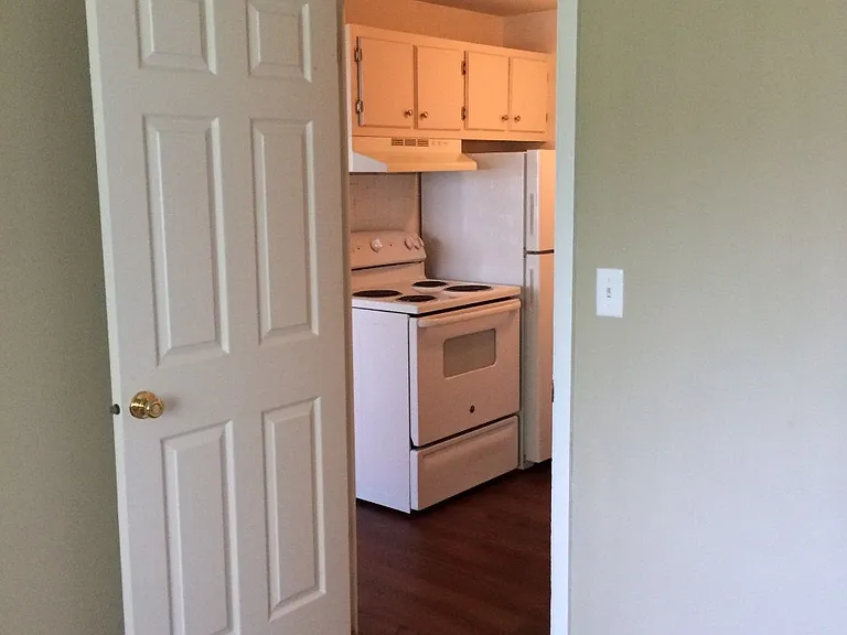 Holland Gardens Apartments — Photo 37