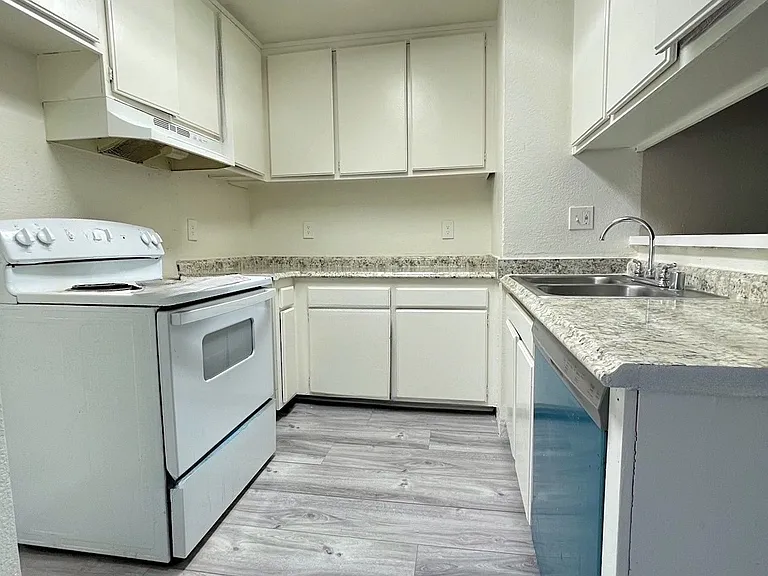 9075 Cedros Ave — Photo 10