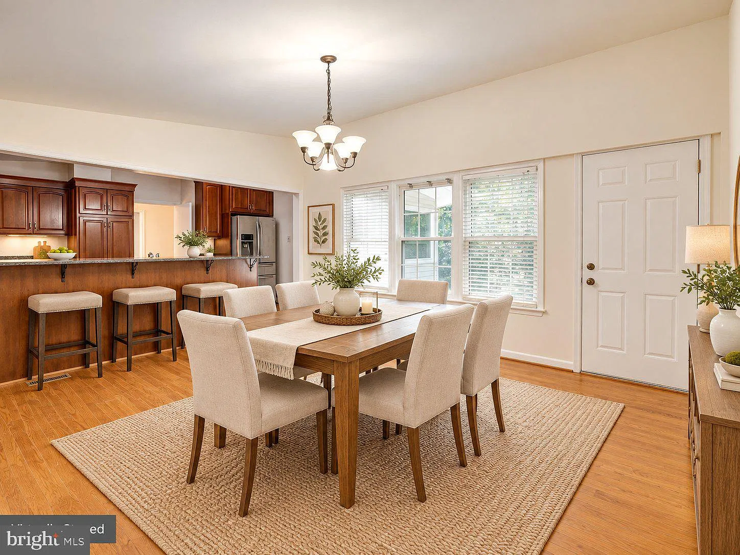 3 bed, 2.0 bath, 2352 sqft, $3,900 — Photo 3