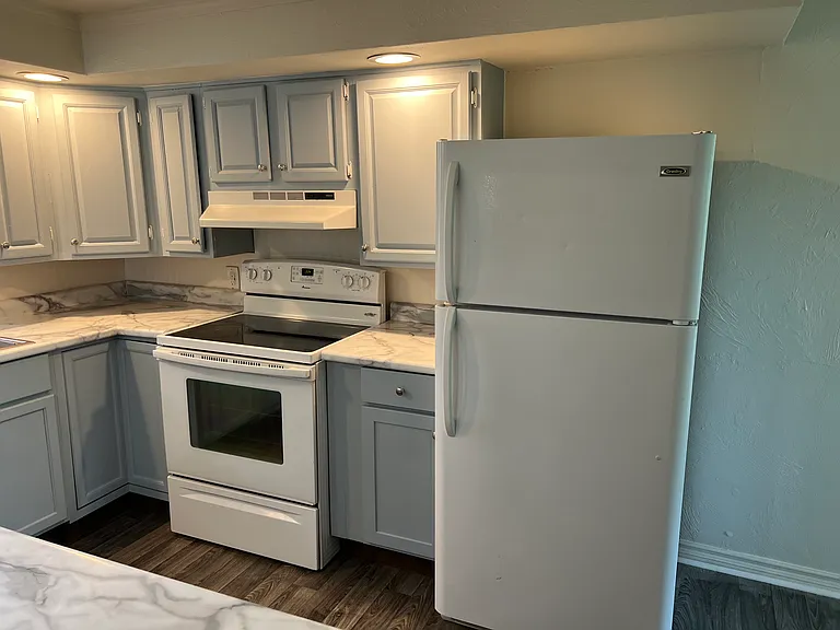 406 W Broadway St — Photo 3