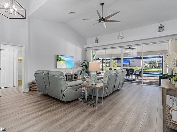 4th image of 805 SW 8th Ct