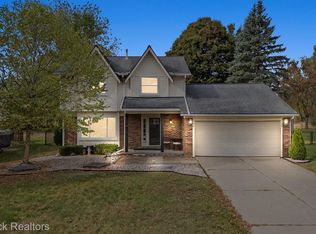 5173 Old Cove Rd, Clarkston, MI 48346