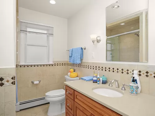 17 Wampus Ln Riverside Full Hallway Bathroom with Shower and Tub. - 17 Wampus Ln