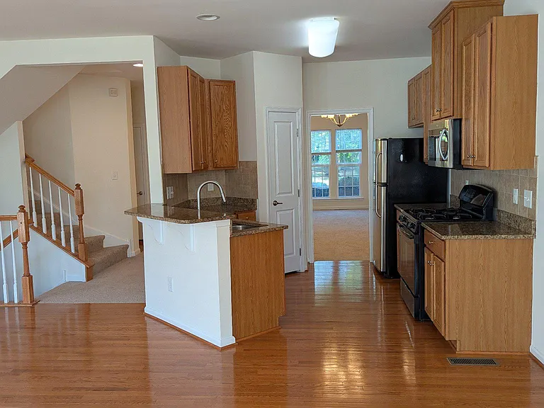 1309 Madison Ln — Photo 6