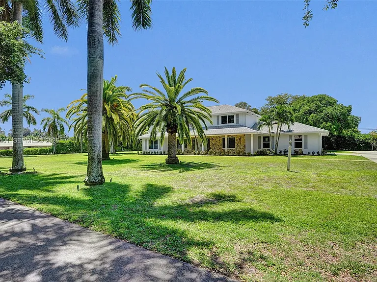 4024 Frances Dr — Photo 2