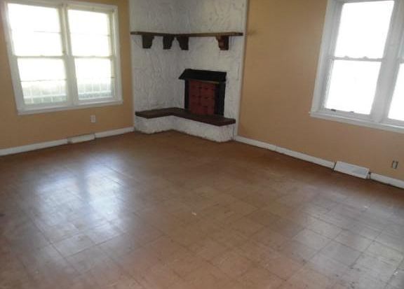 4th image of 8147 Flora Ave
