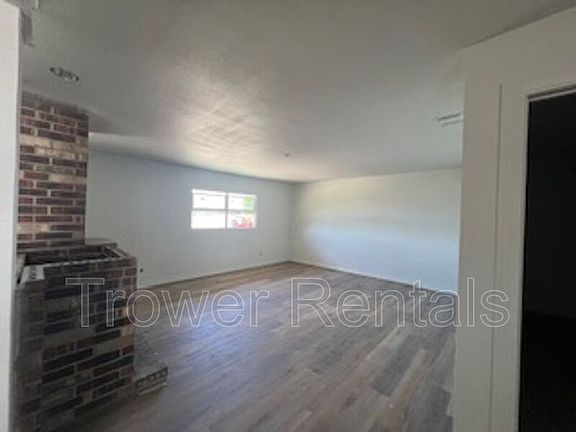 3rd image of 2800 Bonham Ave
