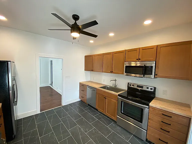 424 E Logan St — Photo 1