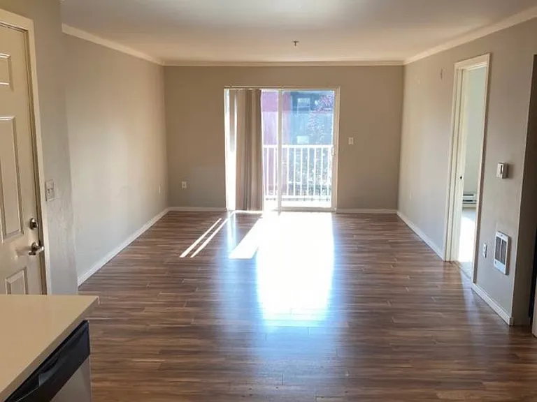 205-12000 15th Ave NE #205 — Photo 2
