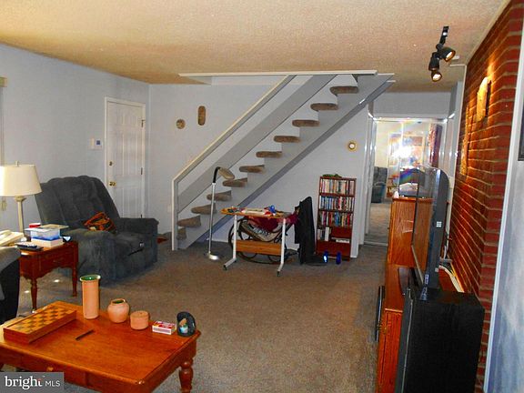 4th image of 211 Appletree Dr
