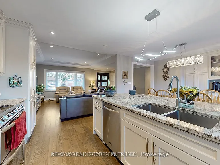 10 Suburban Dr — Photo 12