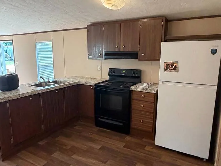 1046 Victoria St — Photo 3