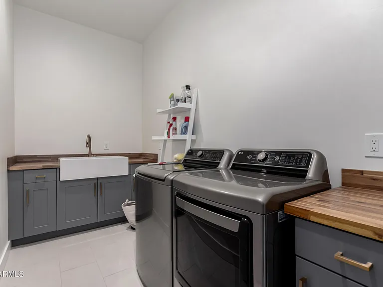 2544 E Pierson St — Photo 36