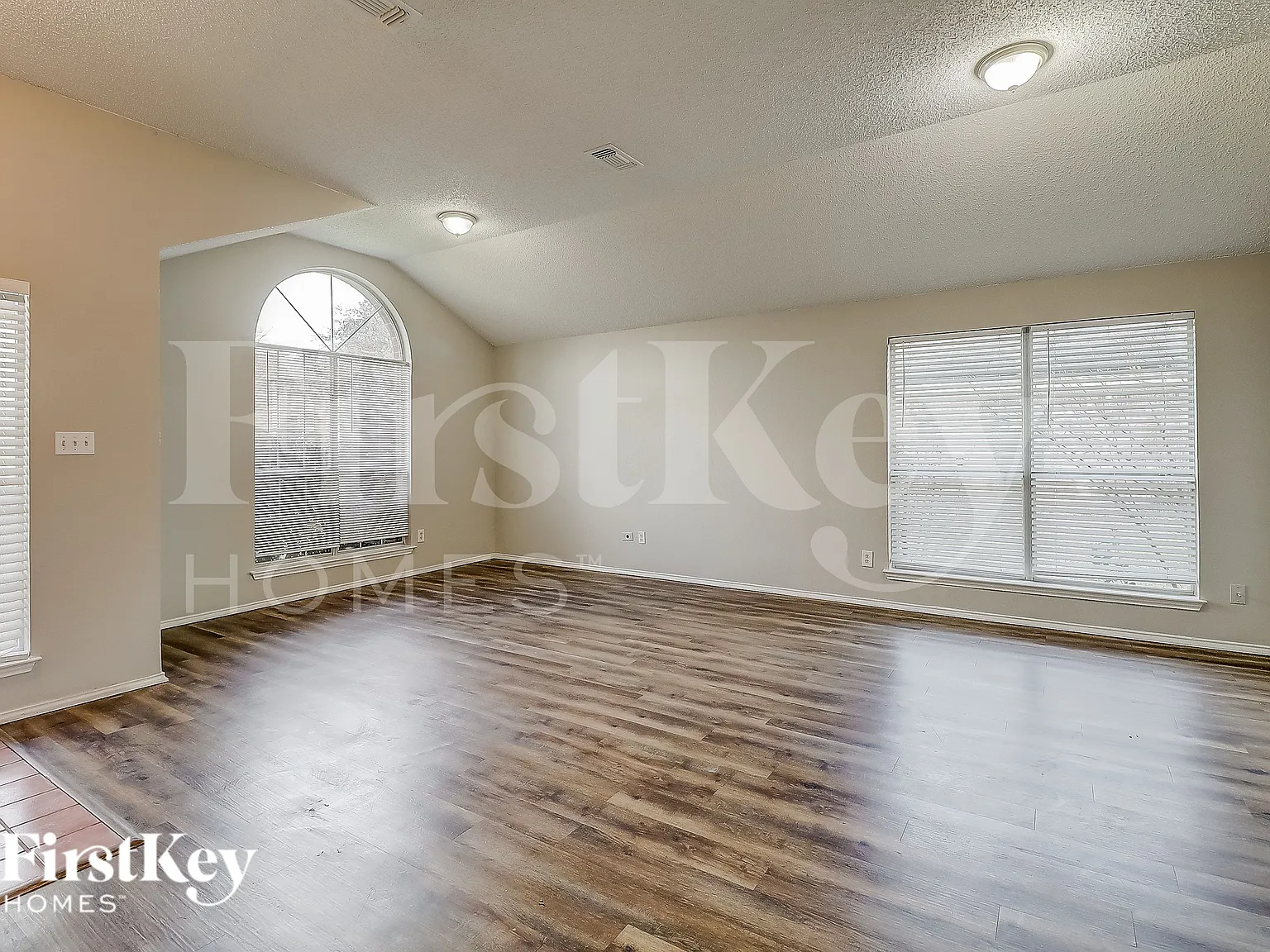4 bed, 2.0 bath, 2009 sqft, $2,075 — Photo 3