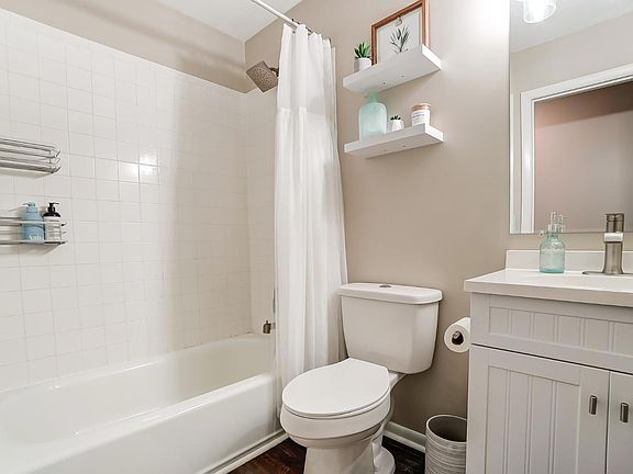 3rd image of 762 Beck St #2R