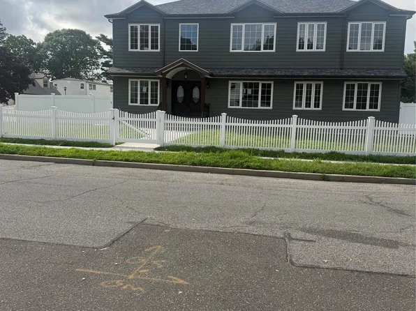 572 Decatur St, Uniondale, NY 11553