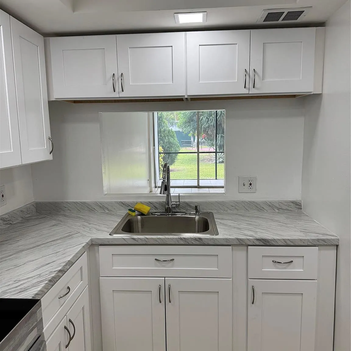 115 Royal Park Dr — Photo 2