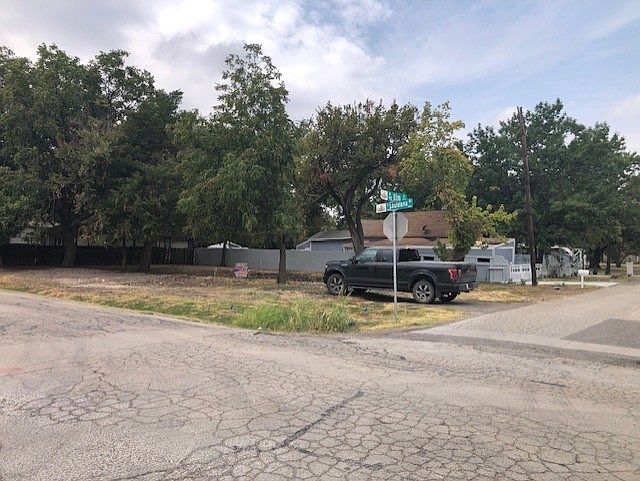 1st image of 202 W Elm St