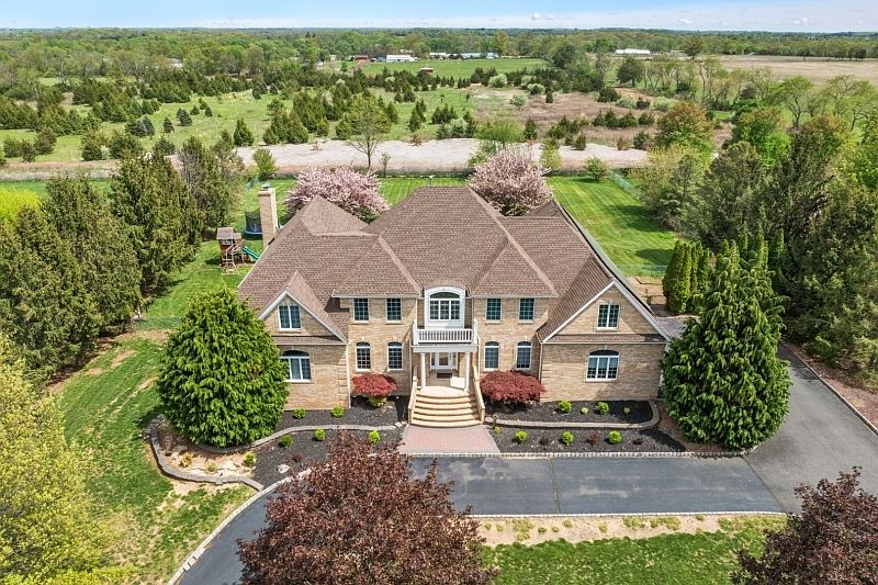 1st image of 12 Horseshoe Dr