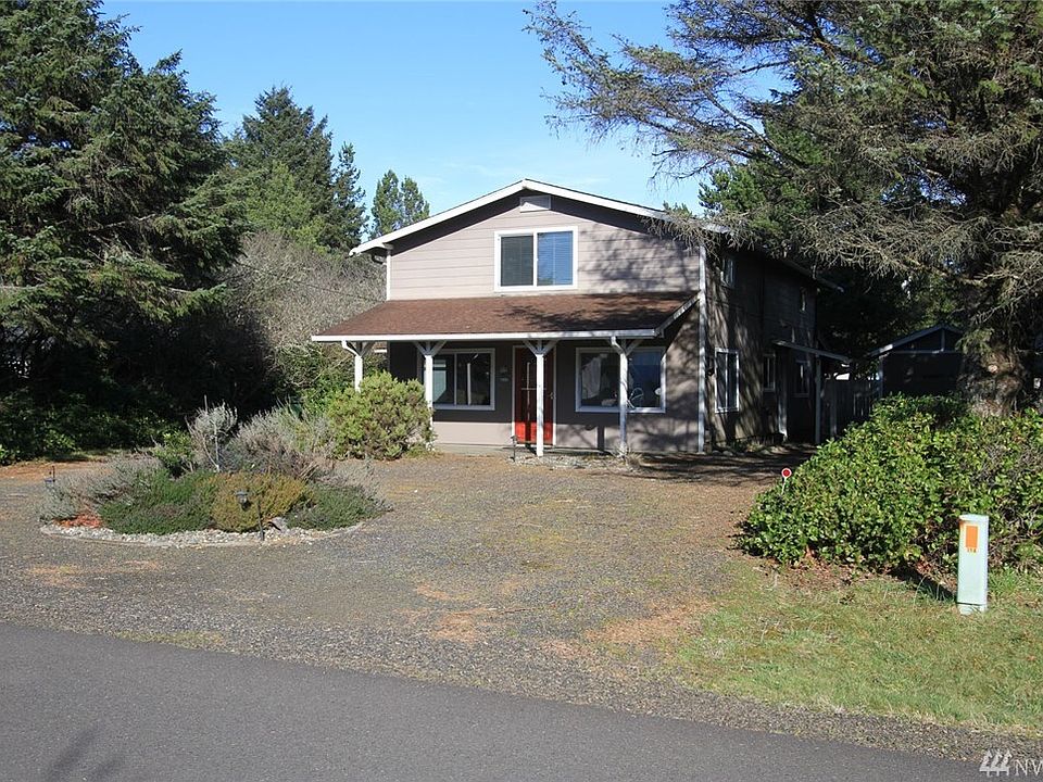 Well maintained home just across from Volans Park and only minutes to the beach!
