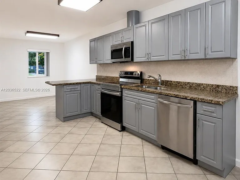 1005 SW 30th St #1007 — Photo 2
