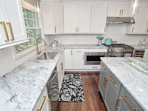 4th image of 3255 Van Aken Blvd